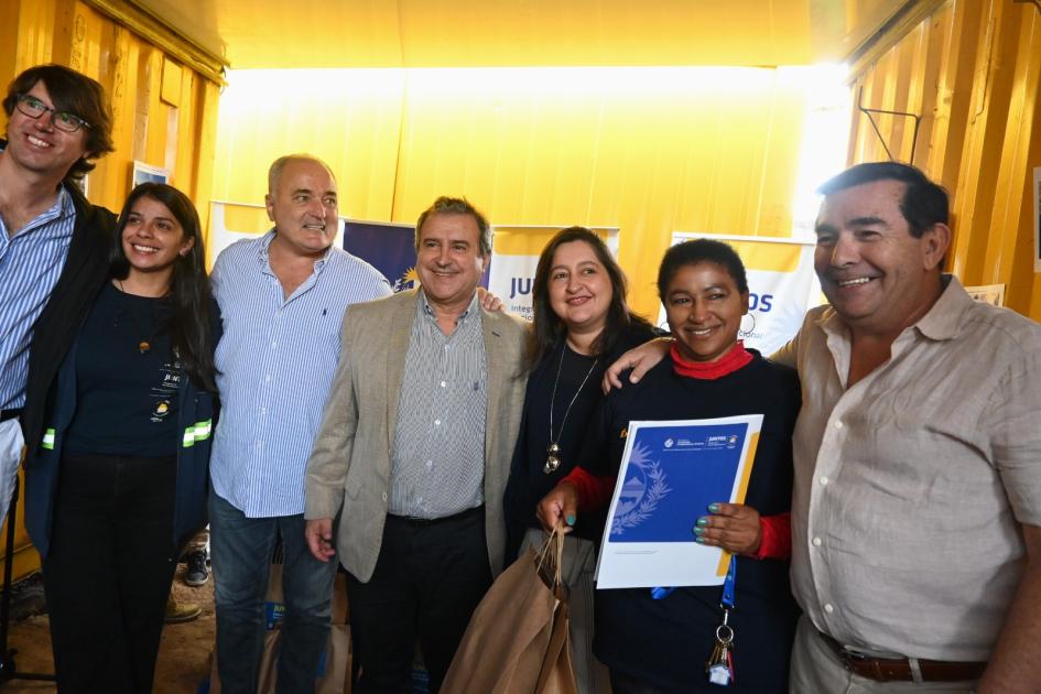 Autoridades y familia participante de la ciudad de Rivera