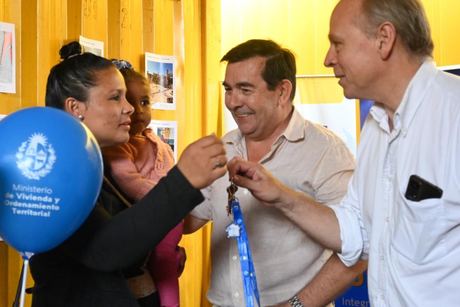 Familia de Rivera recibe la llave de su nuevo hogar