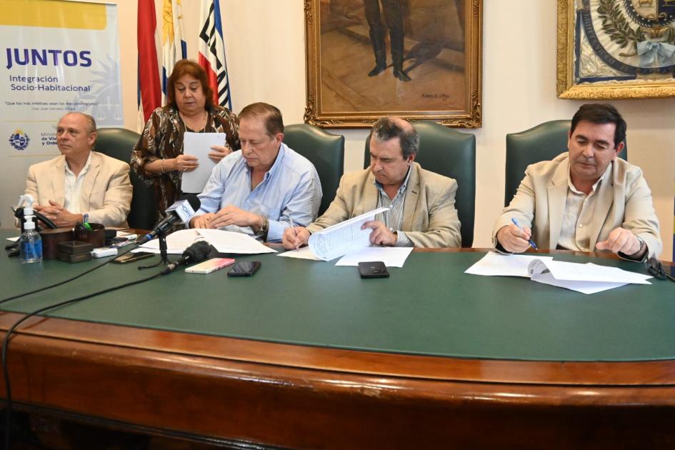 Autoridades en la ceremonia de firma de convenios en Tacuarembó
