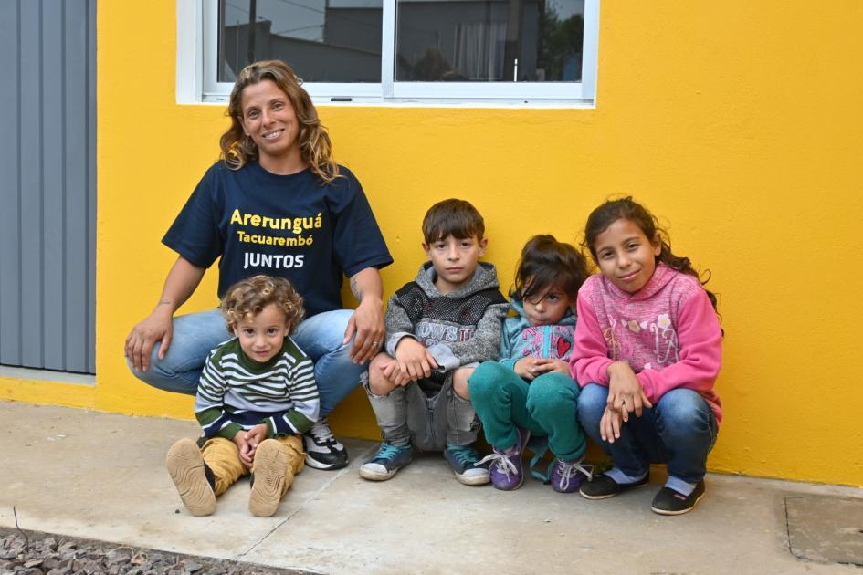 Familia participante de la ciudad de Tacuarembó en su nueva casa