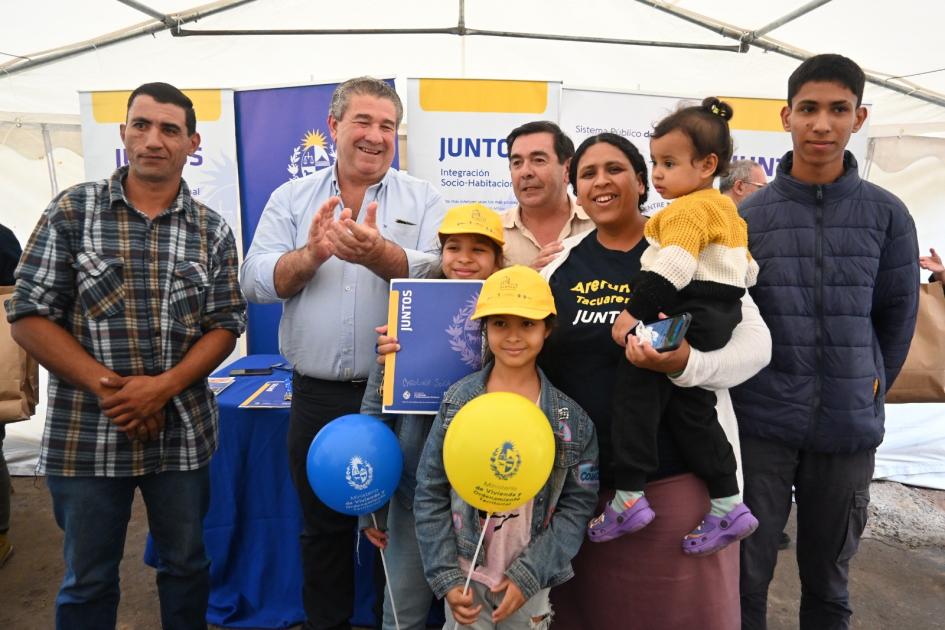 Entrega de viviendas en la ciudad de Tacuarembó