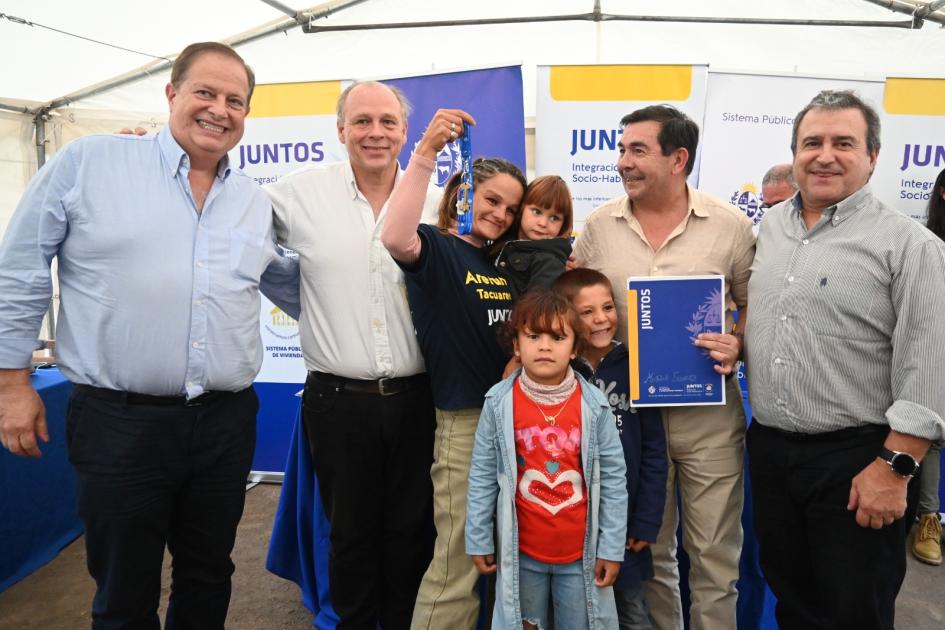 Entrega de viviendas en la ciudad de Tacuarembó