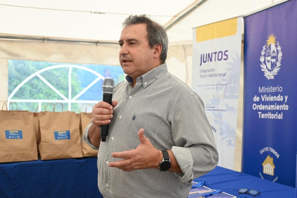 Ministro Raúl Lozano Bonet en la ceremonia de entrega de viviendas en Tacuarembó