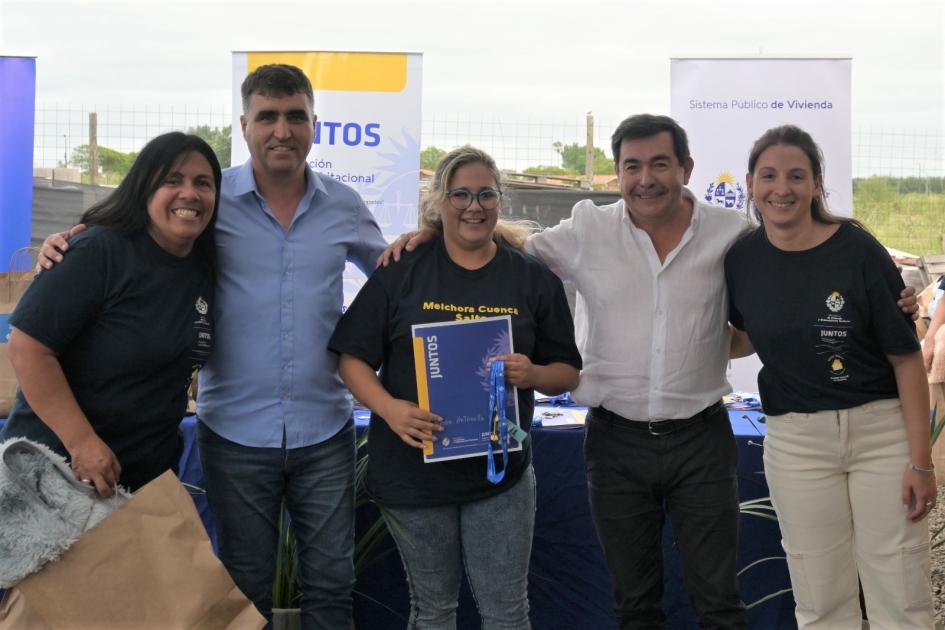 Entrega de vivienda a familia participante de la ciudad de Salto