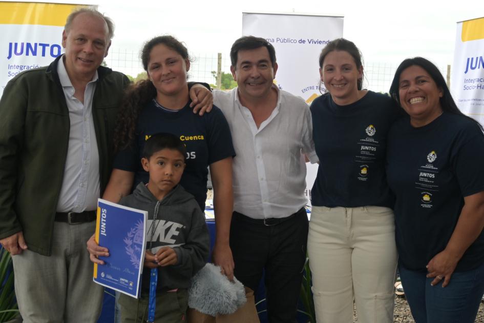 Ceremonia de entrega de viviendas en Salto