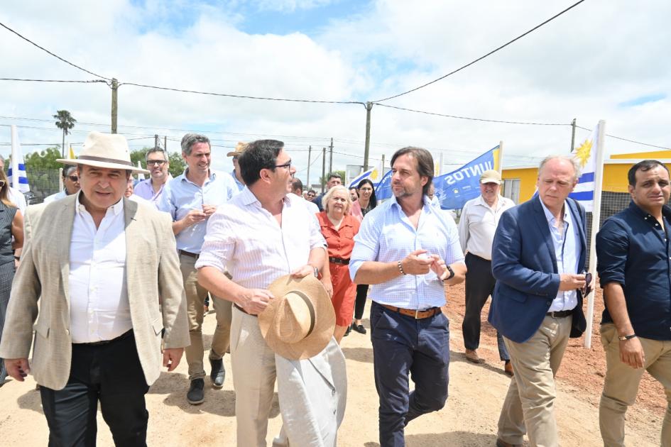 Presidente de la República y autoridades en la ceremonia de entrega de viviendas en Río Branco