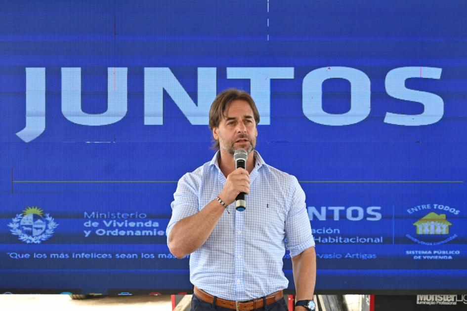 Presidente Dr. Luis Lacalle Pou en la ceremonia de entrega de viviendas en Río Branco