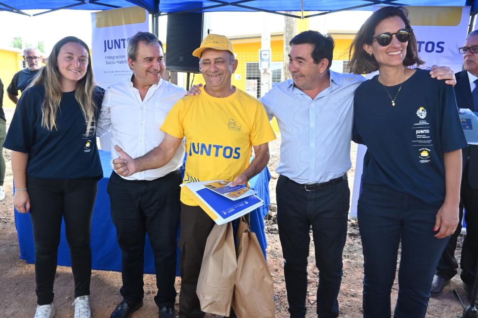 Familia participante de Melo junto a autoridades y equipo técnico de Juntos