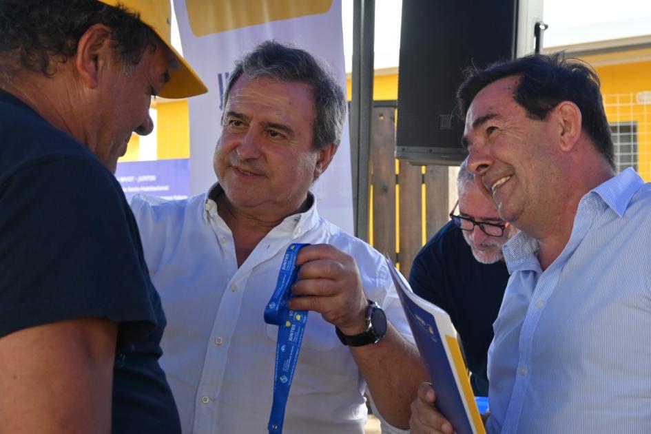 Ministro Raúl Lozano Bonet y coord. gral. de Juntos Cnel. Rody Macías hacen entrega de una vivienda