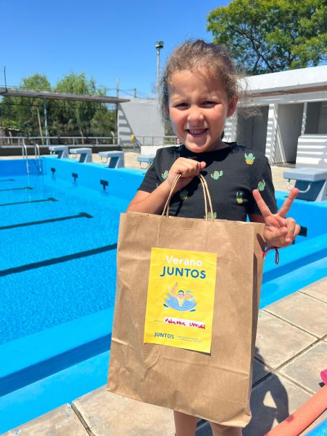 Participantes del Programa Juntos asisten a clases de natación Participantes del Programa Juntos asisten a clases de natación