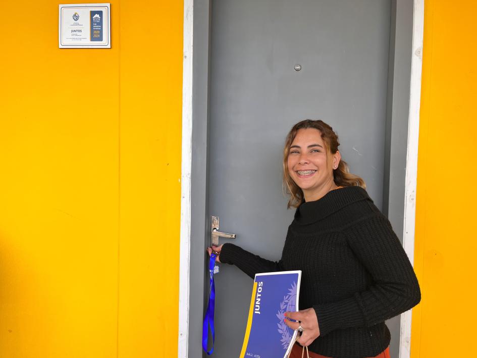 Participante de Juntos ingresando a su nuevo hogar Participante de Juntos ingresando a su nuevo hogar