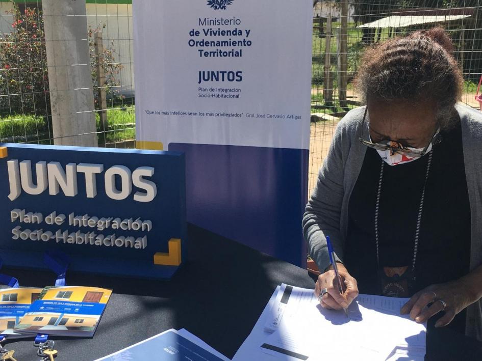 Participante del Juntos recibe la documentación de su nueva vivienda