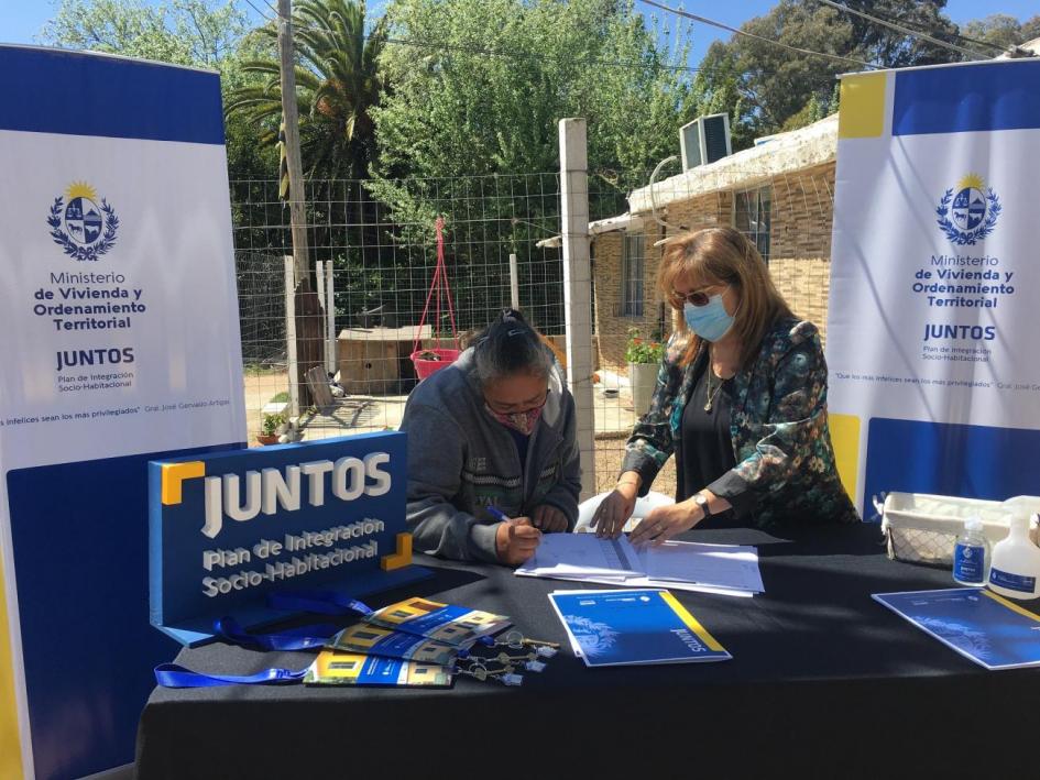 Participante del Juntos recibe la documentación de su nueva vivienda