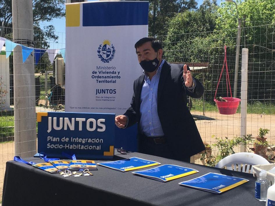 Coord. gral. Rody Macías en la ceremonia de entrega de viviendas