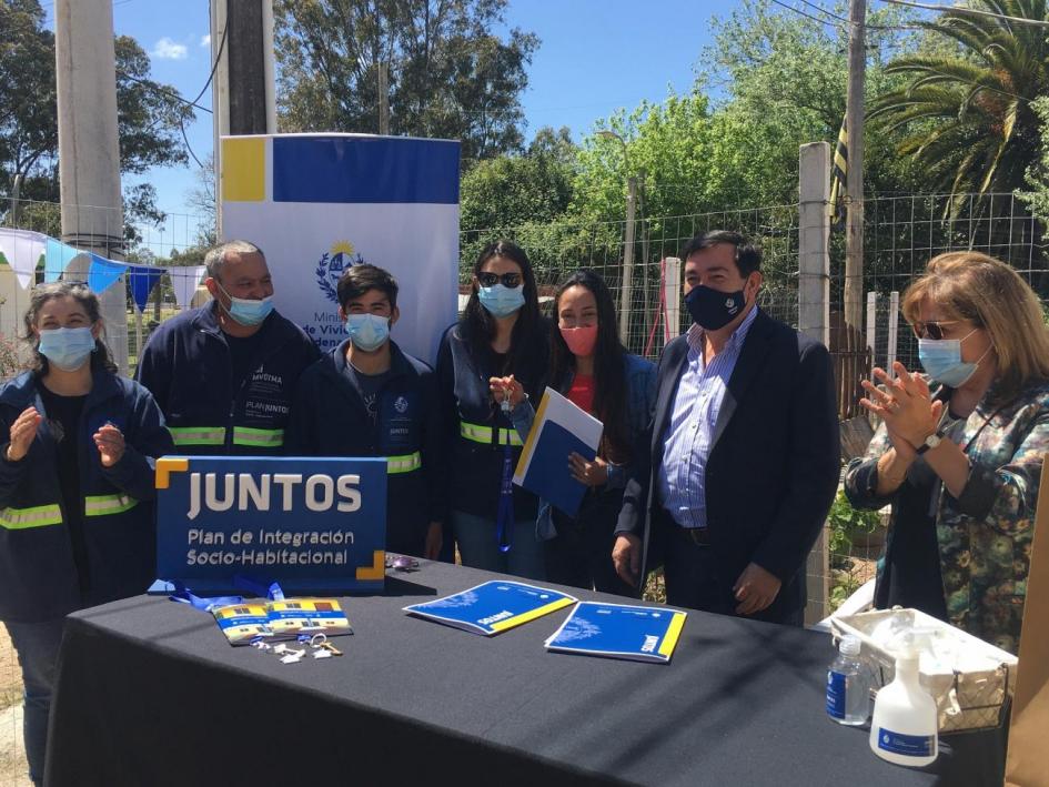 Participante y equipo de trabajo del Juntos en la ceremonia de entrega de llaves