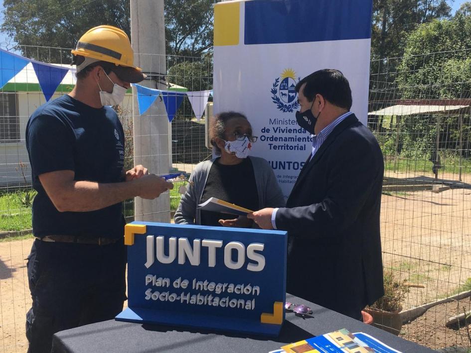 Participante y equipo del Juntos en la ceremonia de entrega de llaves