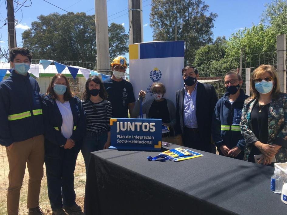 Participante y equipo de trabajo del Juntos en la ceremonia de entrega de llaves