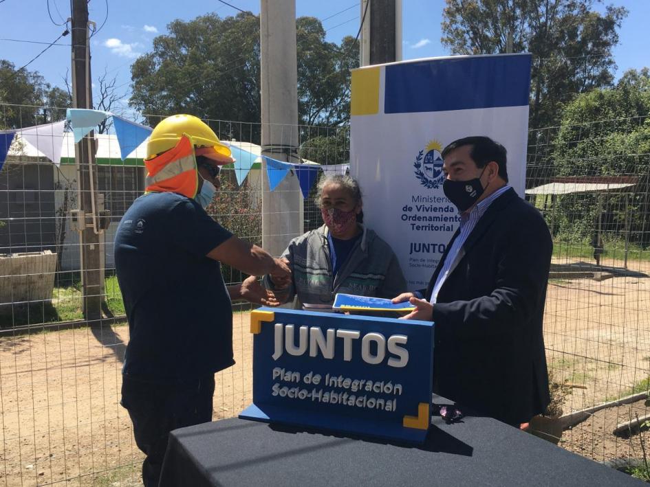 Participante del Juntos recibe la llave de su nueva vivienda