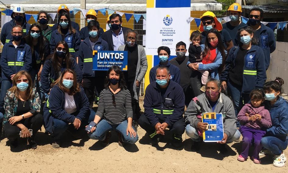 Familias participantes, autoridades y personal del Juntos en Talca, Las Piedras