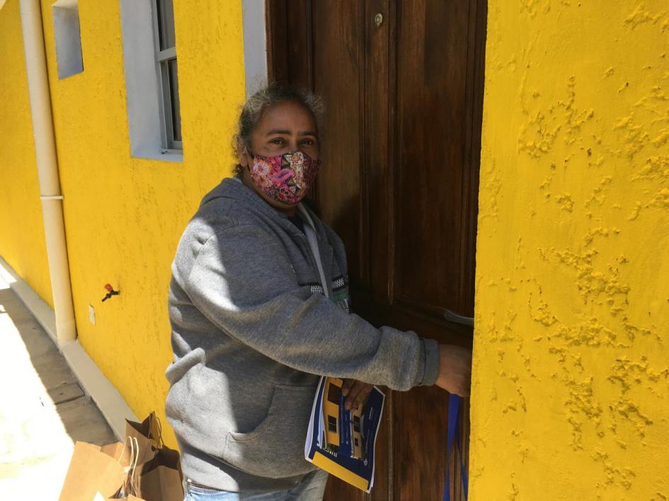 Participante del Juntos en la puerta de su nueva vivienda 