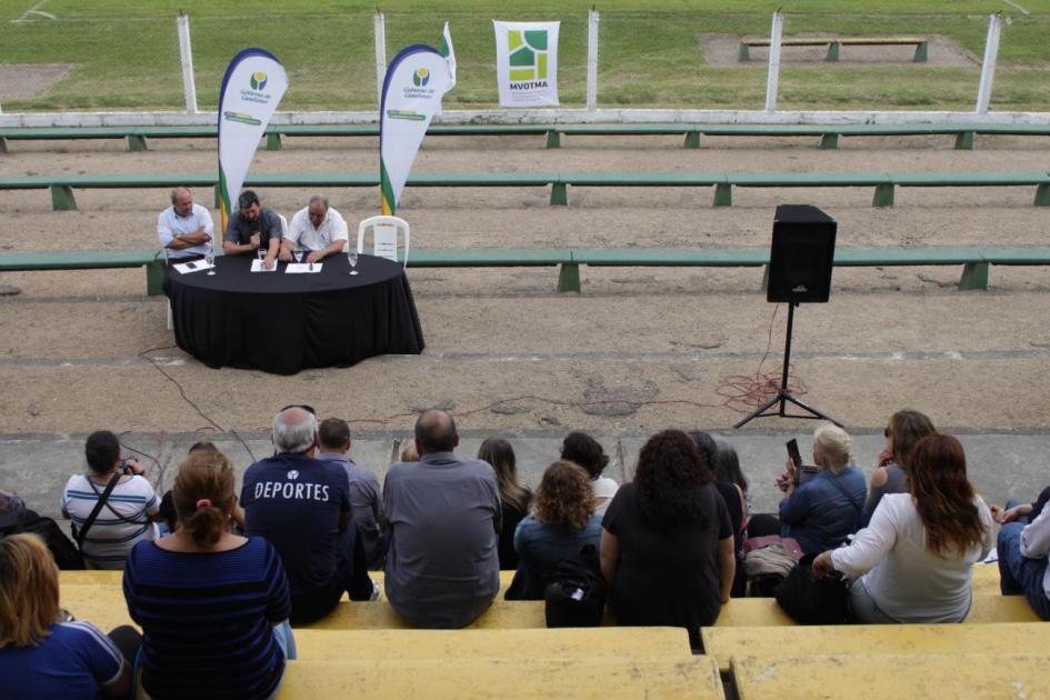 Inauguración Vecinas y vecinos de Barrio Estadio (Pando Norte) durante la firma del contrato para los inicios de obra