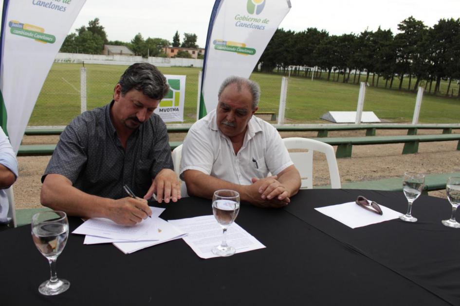 Inauguración Vecinas y vecinos de Barrio Estadio (Pando Norte) durante la firma del contrato para los inicios de obra
