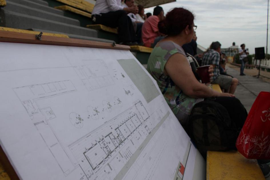 Inauguración Vecinas y vecinos de Barrio Estadio (Pando Norte) durante la firma del contrato para los inicios de obra
