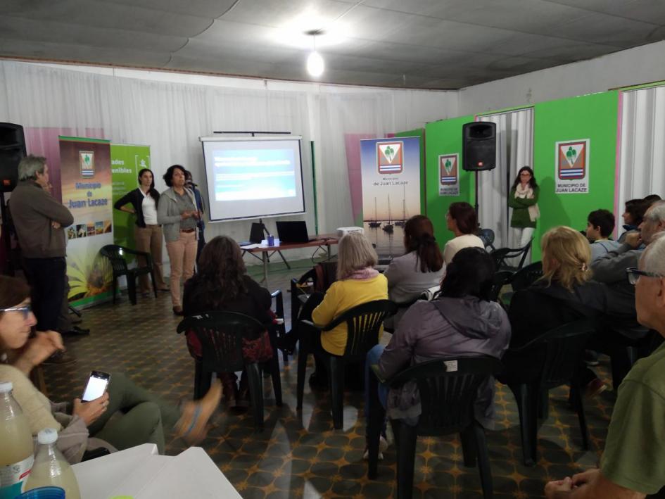 Juan Lacaze En una sala, una representante de la Dinot habla a vecinos y vecinas de Juan Lacaze