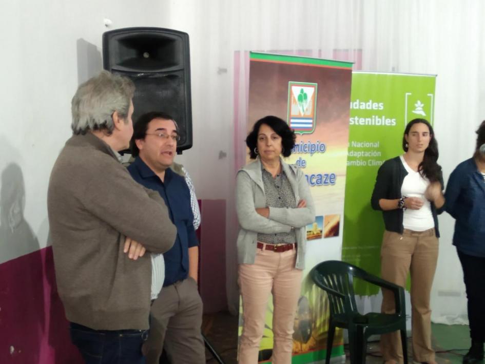 Juan Lacaze Representantes del Municipio de Juan Lacaze y de la Dinot dialogan parados