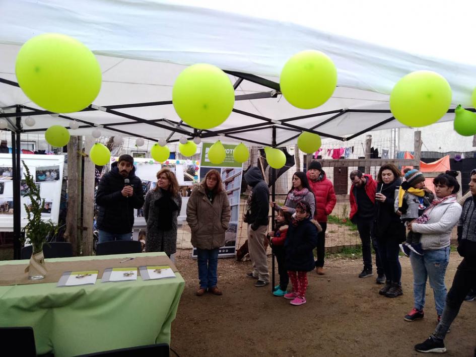 Plan Juntos inaugura viviendas en el barrio 22 de Mayo Autoridad haciendo uso de la palabra frente a varios vecinos
