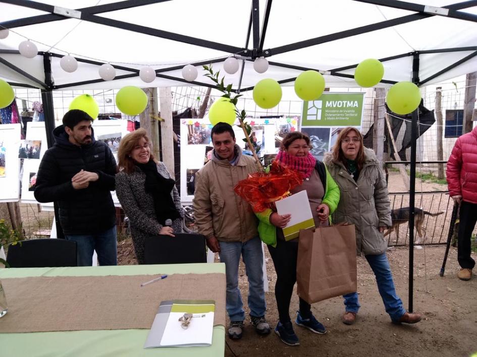 Plan Juntos inaugura viviendas en el barrio 22 de Mayo Autoridades entregando documentación a una familia