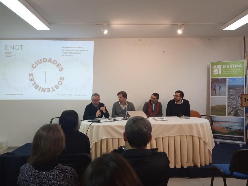 Director Nacional de Vivienda Salvador Schelotto, director Nacional de Ordenamiento Territorial y director Nacional de Cambio Climático Ignacio Lorenzo, junto a asistentes al Encuentro Nacional de Ordenamiento Territorial