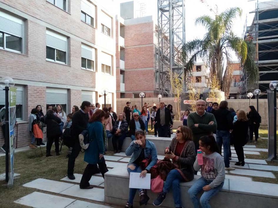 Familias ingresan a sus nuevas viviendas Vecinos