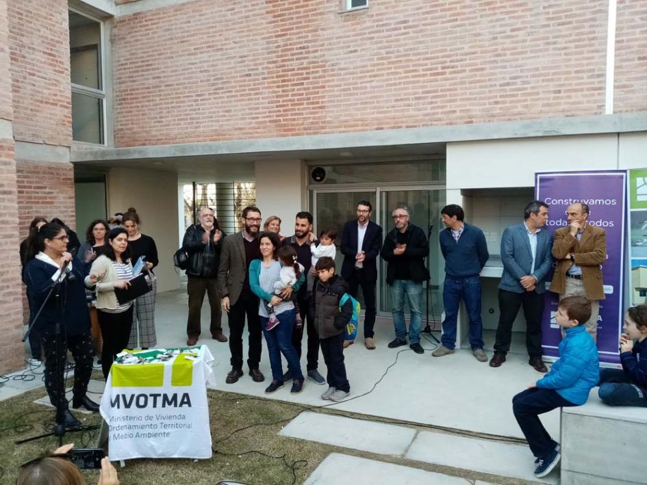 Familias ingresan a sus nuevas viviendas Vecinos