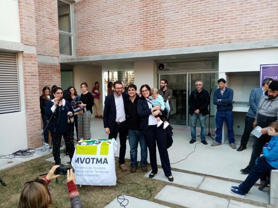 Familias ingresan a sus nuevas viviendas Vecinos