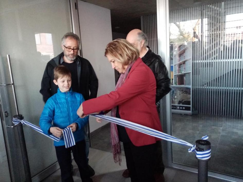 Familias ingresan a sus nuevas viviendas Corte de cinta