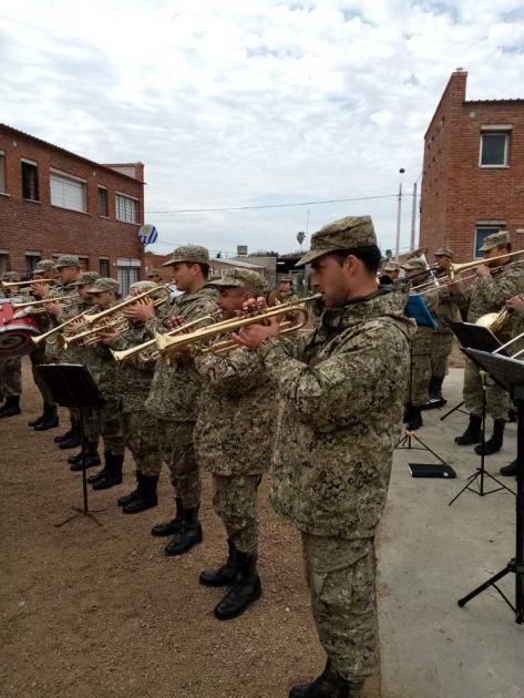 Entrega de llaves Integrantes de las fuerzas armadas tocando la trompeta