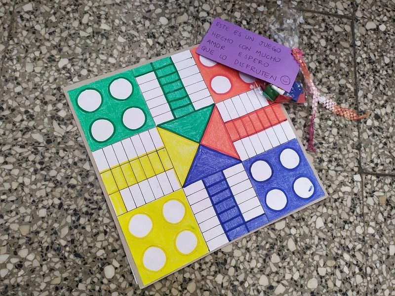 Juegos construidos por jóvenes voluntarios para niños participantes de Juntos Juegos construidos por jóvenes voluntarios para niños participantes de Juntos