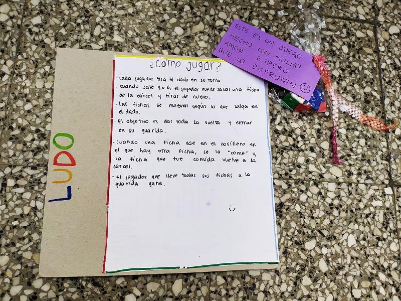 Juegos construidos por jóvenes voluntarios para niños participantes de Juntos Juegos construidos por jóvenes voluntarios para niños participantes de Juntos