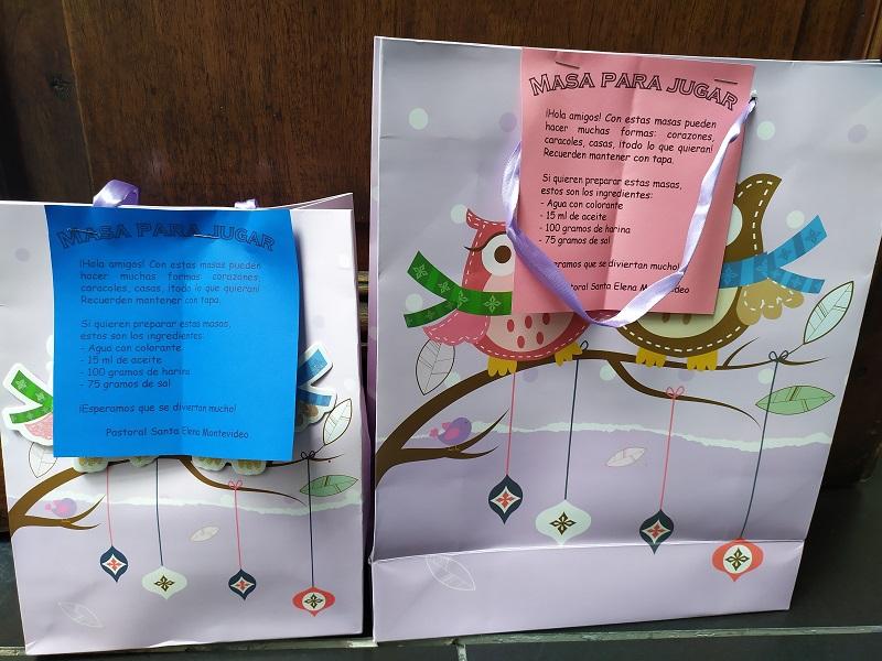 Juegos construidos por jóvenes voluntarios para niños participantes de Juntos Juegos construidos por jóvenes voluntarios para niños participantes de Juntos