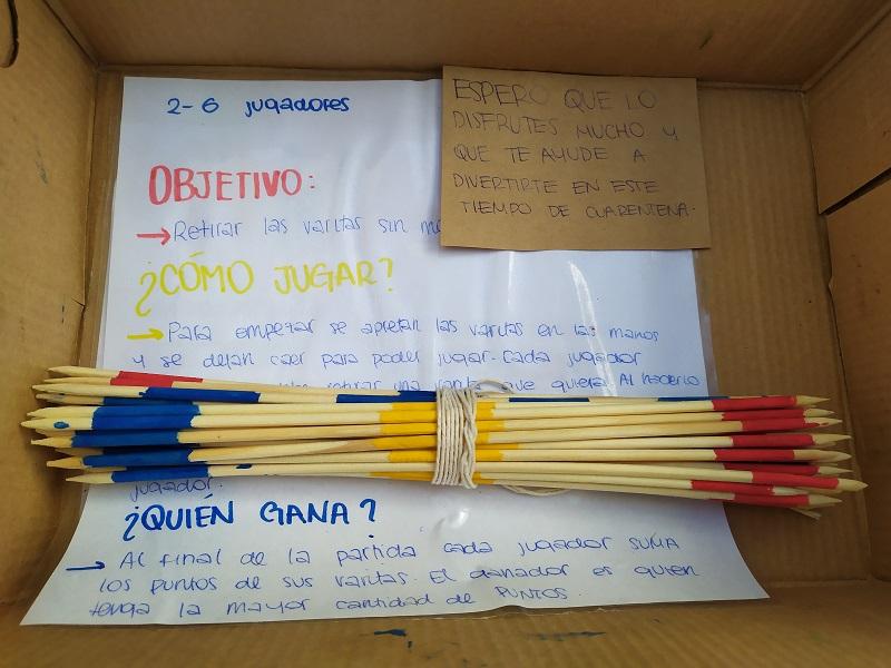 Juegos construidos por jóvenes voluntarios para niños participantes de Juntos Juegos construidos por jóvenes voluntarios para niños participantes de Juntos