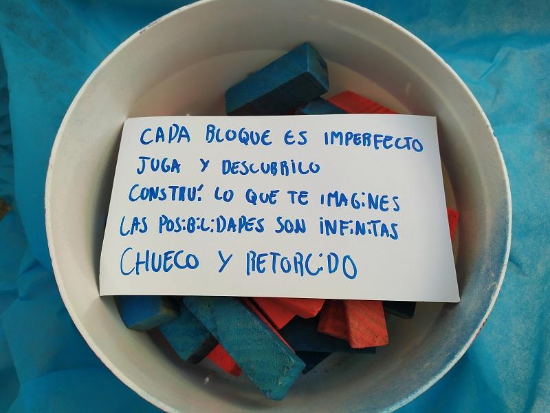 Juegos construidos por jóvenes voluntarios para niños participantes de Juntos Juegos construidos por jóvenes voluntarios para niños participantes de Juntos