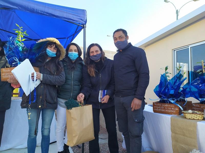 Participante del barrio 6 de Diciembre junto al equipo de territorio del Juntos