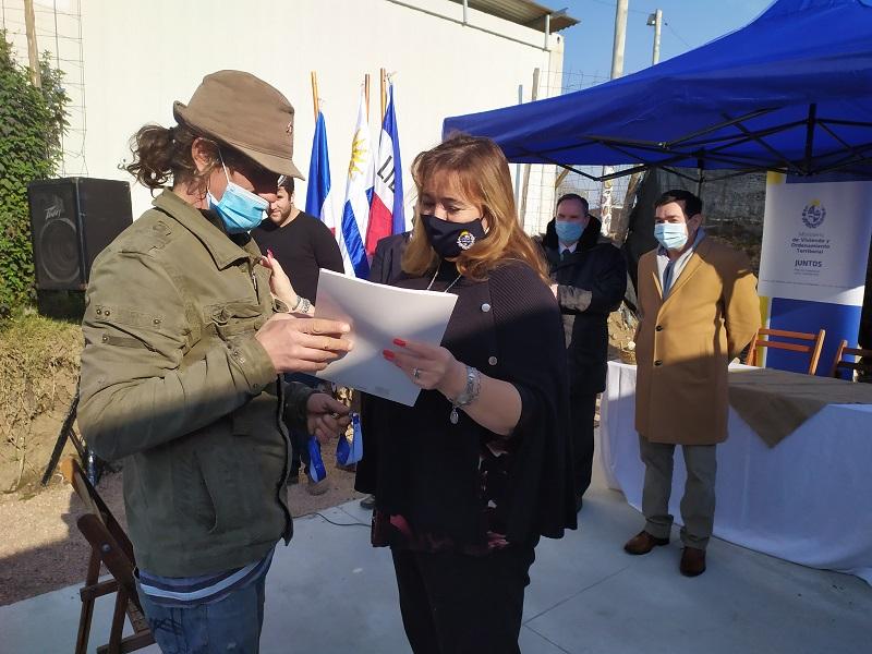 Ministra Moreira hace entrega de las llaves a participante del barrio 6 de Diciembre Ministra Moreira hace entrega de las llaves a participante del barrio 6 de Diciembre