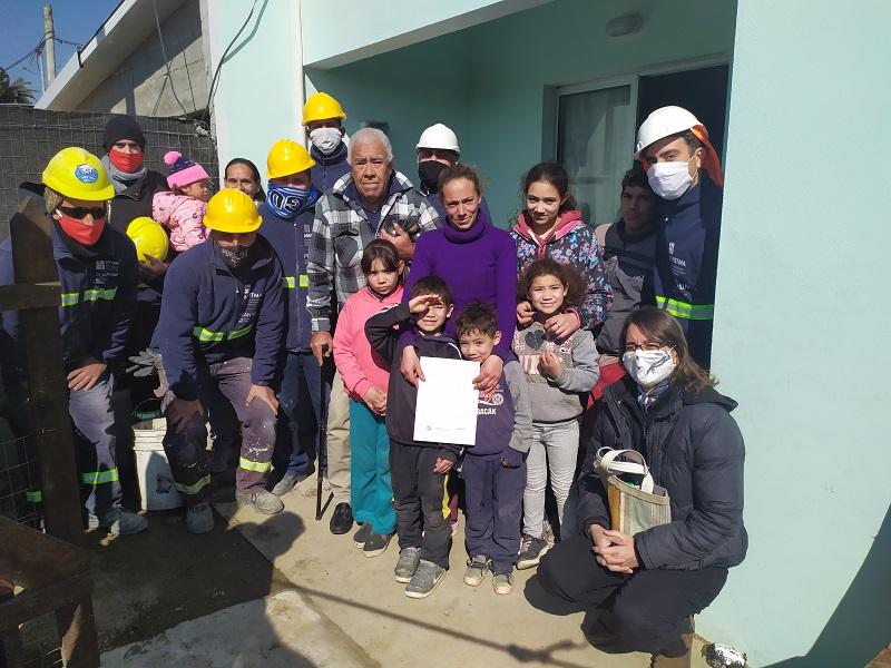 Familia participante del barrio 22 de Mayo recibe las llaves de su vivienda