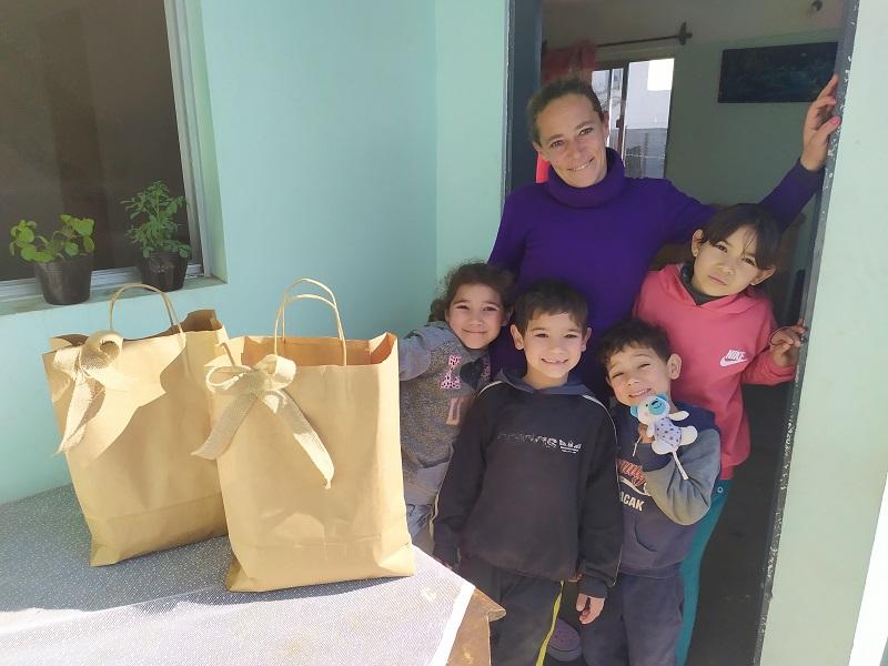 Familia participante del barrio 22 de Mayo recibe las llaves de su vivienda Familia participante del barrio 22 de Mayo recibe las llaves de su vivienda