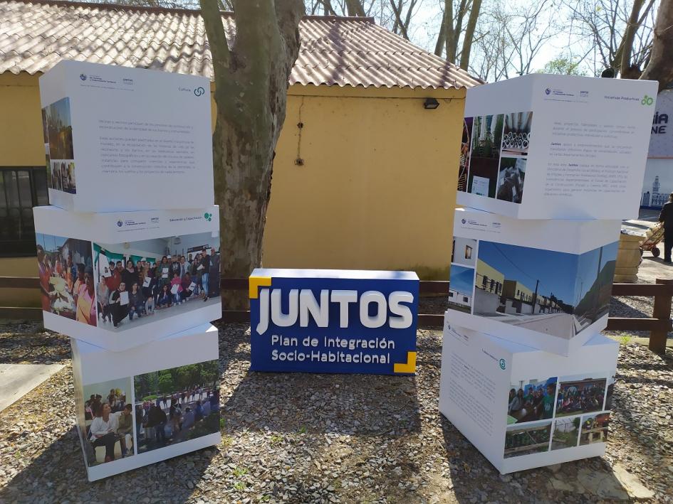 Espacio de exposición de Juntos en el stand de Mevir - Mvot