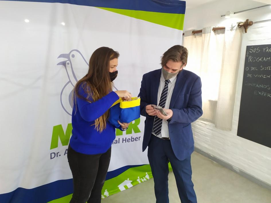 Presidente de Mevir, Juan Pablo Delgado recibe muestra de los trabajos de los emprendedores del Juntos