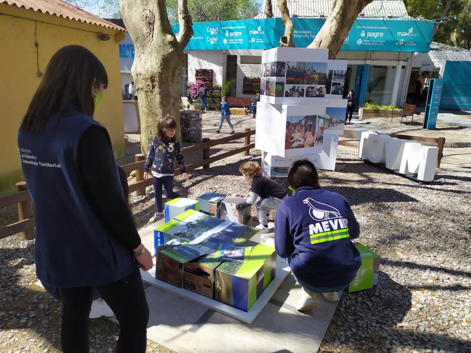 Niños jugando en actividad organizada por Mevir