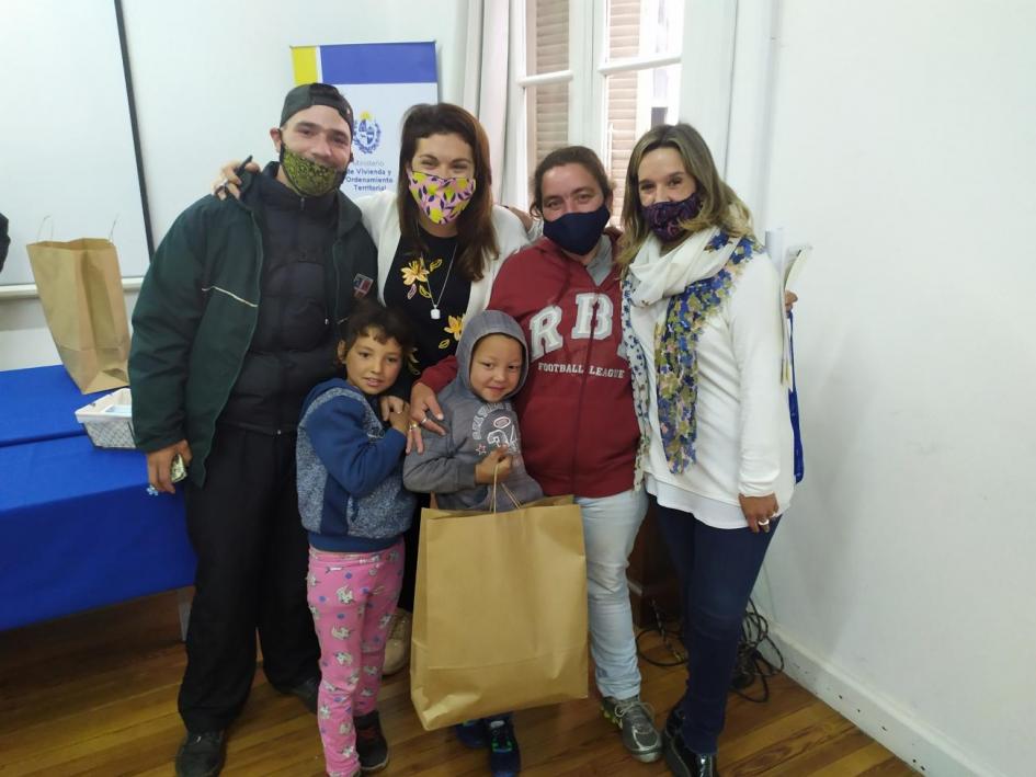 Familias participantes reciben los documentos de sus nuevas viviendas en la Sede del Juntos Familias participantes reciben los documentos de sus nuevas viviendas en la Sede del Juntos